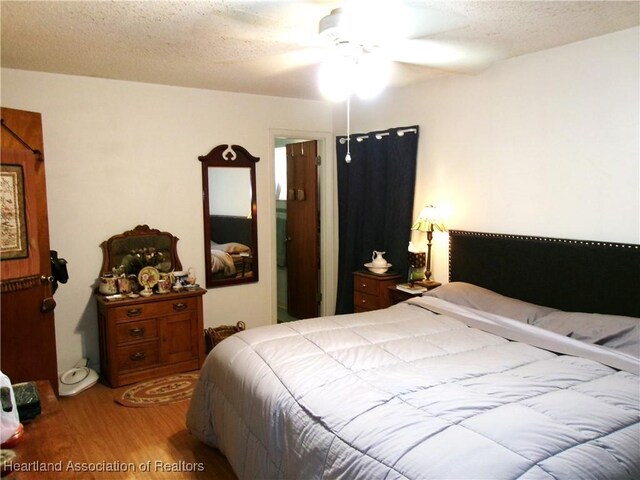 1618 Roberta Ave, Sebring, FL 33870 - bedroom featuring wood finished floors, a textured ceiling, and a ceiling fan