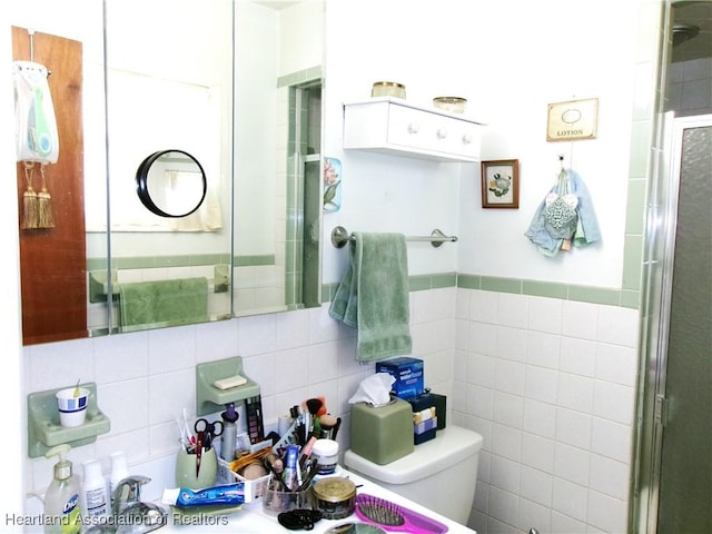 1618 Roberta Ave, Sebring, FL 33870 - bathroom featuring a stall shower and tile walls