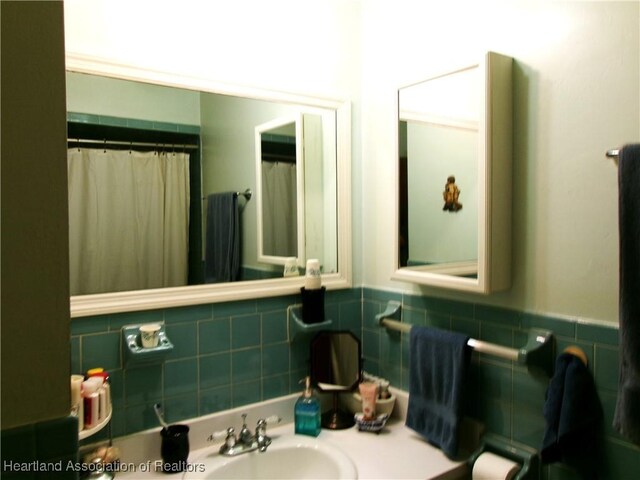 1618 Roberta Ave, Sebring, FL 33870 - full bath featuring vanity, wainscoting, and tile walls