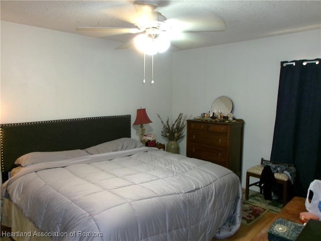 1618 Roberta Ave, Sebring, FL 33870 - bedroom with wood finished floors, ceiling fan, and a textured ceiling