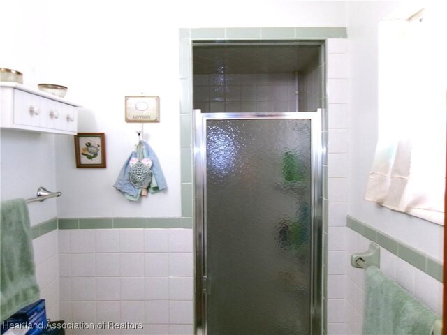 1618 Roberta Ave, Sebring, FL 33870 - bathroom featuring tile walls and a shower stall