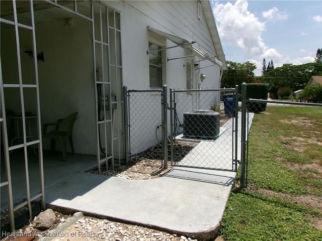 1618 Roberta Ave, Sebring, FL 33870 - view of side of property featuring a gate and stucco siding