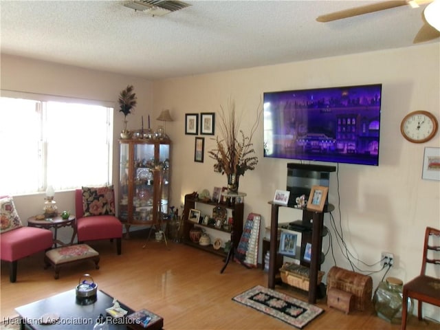 1618 Roberta Ave, Sebring, FL 33870 - living area featuring wood finished floors, a textured ceiling, and ceiling fan