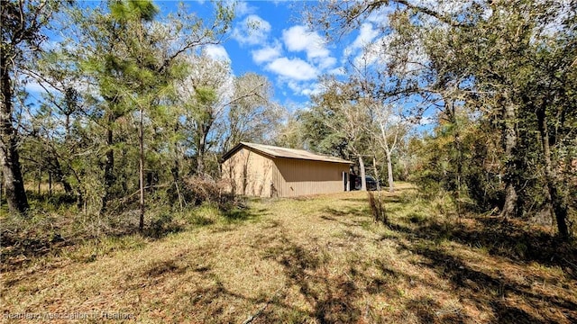 view of yard with an outbuilding