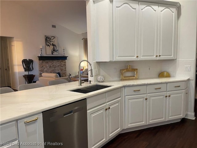 kitchen featuring visible vents, a sink, tasteful backsplash, dark wood finished floors, and dishwasher