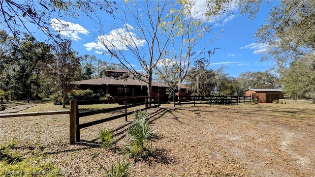 view of yard featuring an outdoor structure