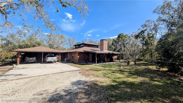 view of front of house with a carport and a front yard