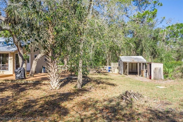 view of yard featuring an outdoor structure