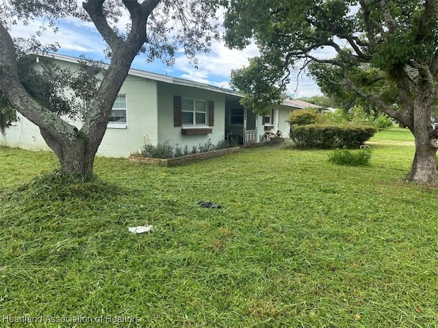 view of front of home featuring a front yard