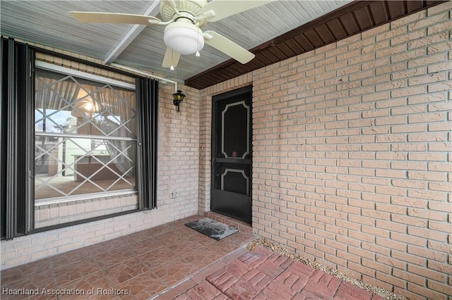 property entrance featuring ceiling fan