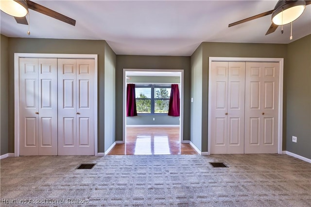 carpeted foyer featuring ceiling fan