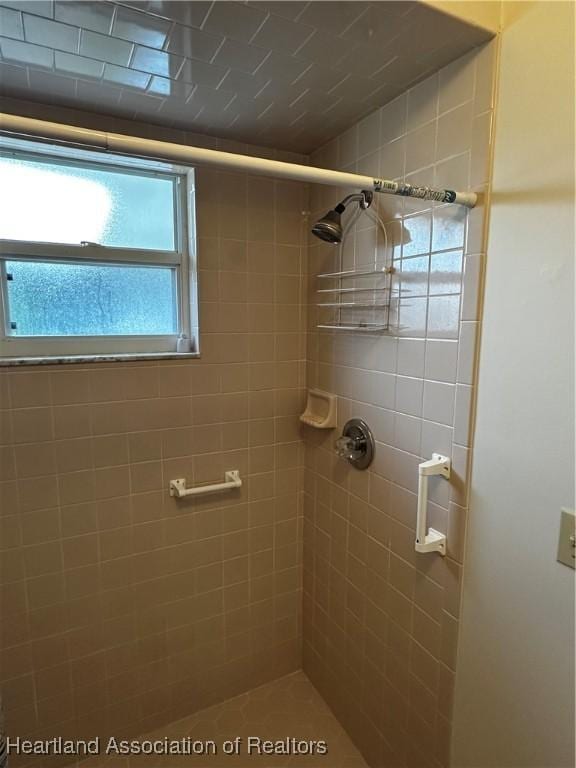 bathroom featuring tiled shower