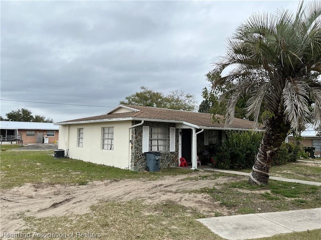 view of front of house featuring a front yard