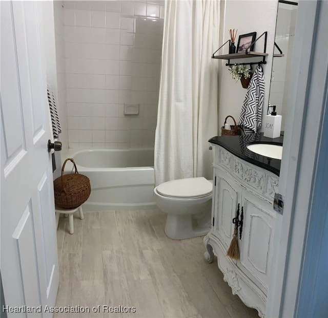 2010 W Royalton Rd, Avon Park, FL 33825 - bathroom featuring vanity, shower / bath combo, and wood finished floors