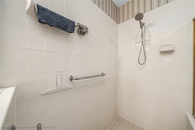 bathroom featuring a tile shower