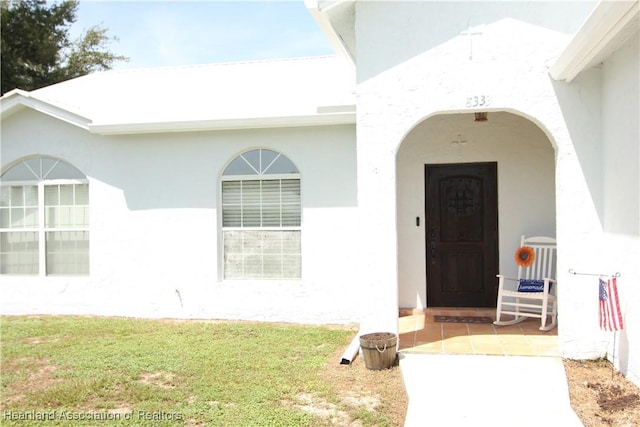 property entrance featuring a yard