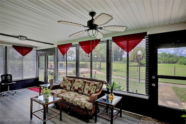 sunroom with ceiling fan