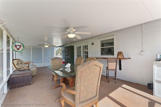 sunroom with ceiling fan