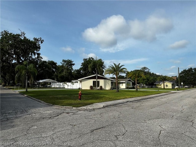 view of front of home featuring a front yard