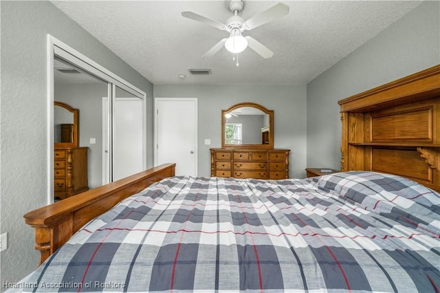 bedroom featuring ceiling fan, a textured ceiling, and a closet