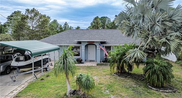 view of front of house featuring a carport and a front lawn