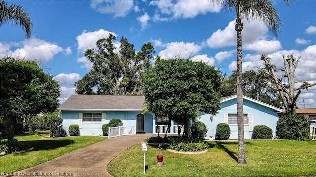 single story home with a front yard