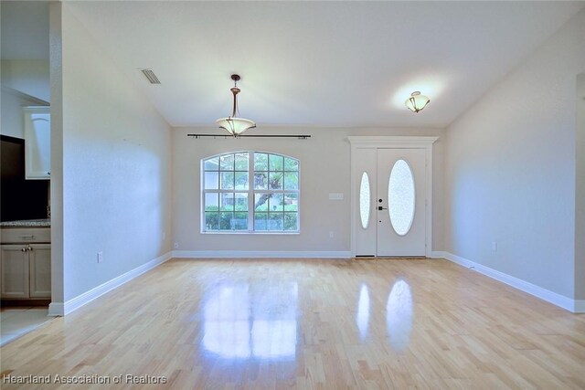 1465 Berwin Ave, Avon Park, FL 33825 - entrance foyer featuring light wood-style floors and vaulted ceiling