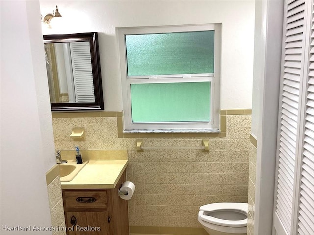 136 Hallmark Ave, Lake Placid, FL 33852 - bathroom with vanity, toilet, a closet, and tile walls