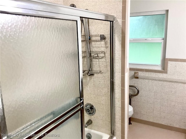 136 Hallmark Ave, Lake Placid, FL 33852 - bathroom featuring toilet, tile walls, and enclosed tub / shower combo