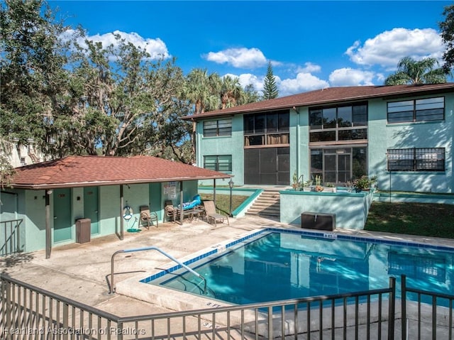 view of swimming pool featuring a patio