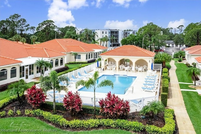 view of swimming pool