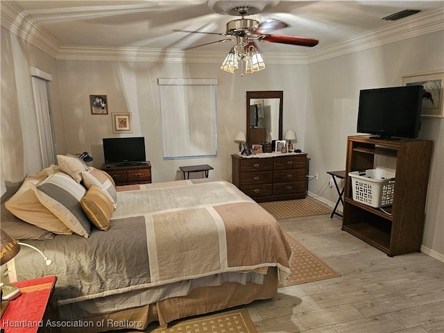 bedroom featuring ceiling fan, crown molding, and light hardwood / wood-style floors