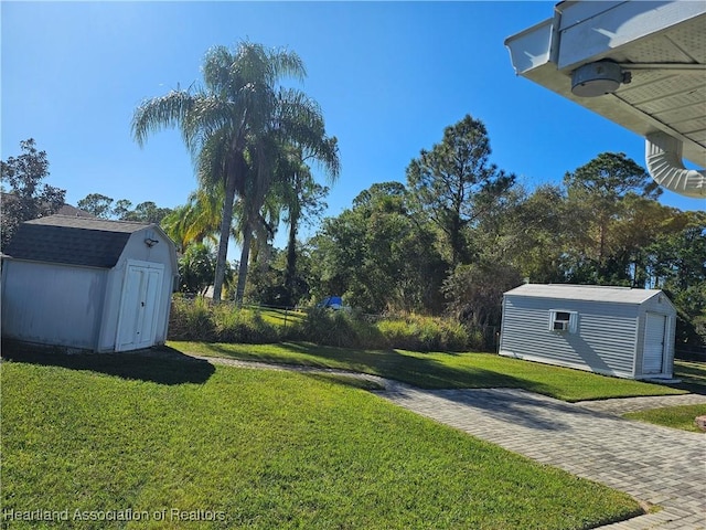 view of yard featuring a shed