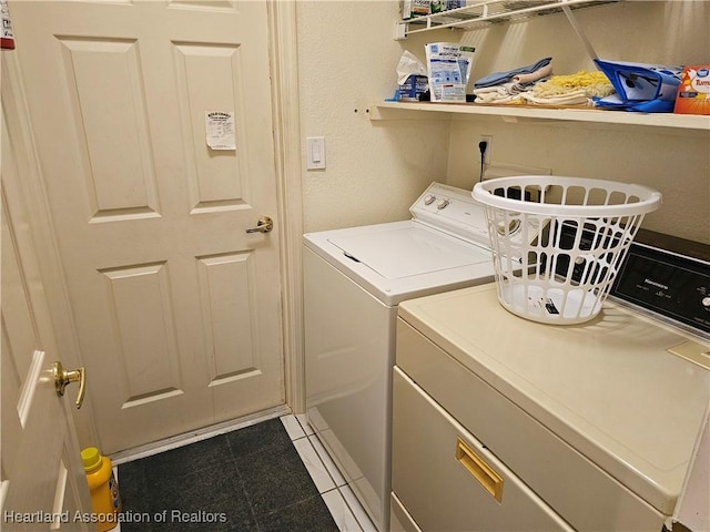 washroom featuring washing machine and clothes dryer