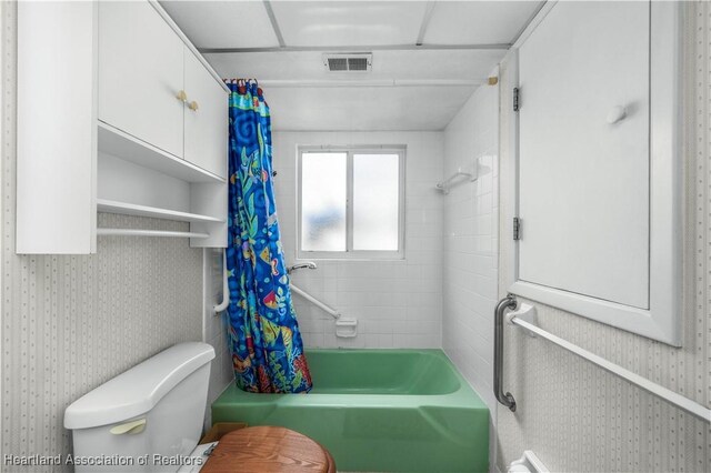 2113 Lakeview Dr Unit 1B, Sebring, FL 33870 - bathroom with wallpapered walls and shower / tub combo with curtain