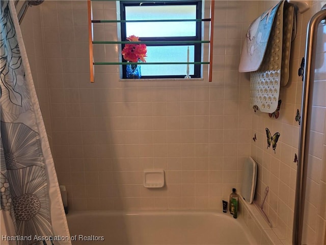 55 Lake Side Trl, Lake Placid, FL 33852 - bathroom featuring shower / tub combo with curtain