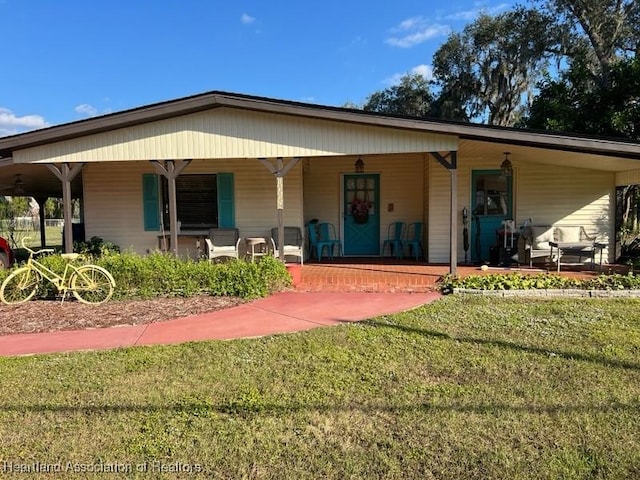 view of front of property featuring a porch and a front lawn