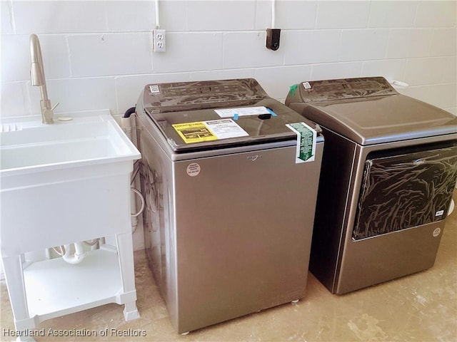 washroom with washing machine and dryer