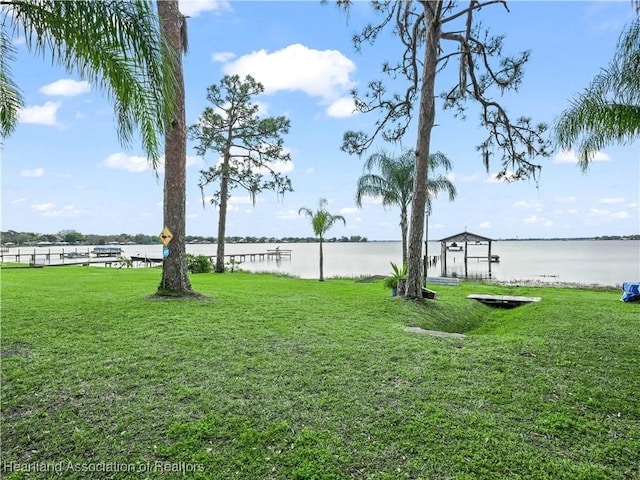 view of yard featuring a water view