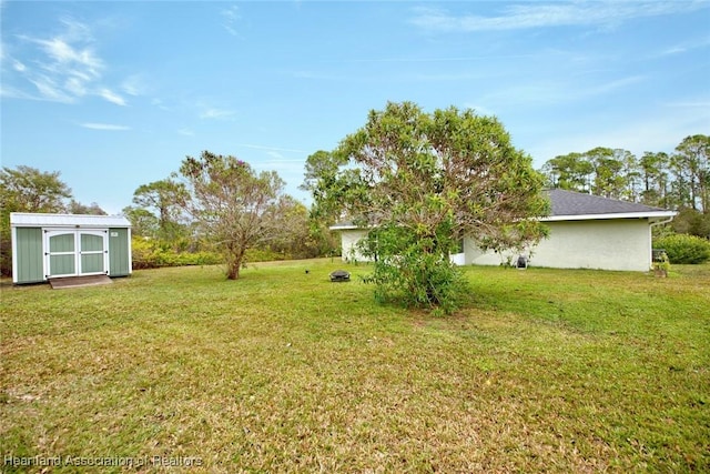 view of yard featuring a storage shed