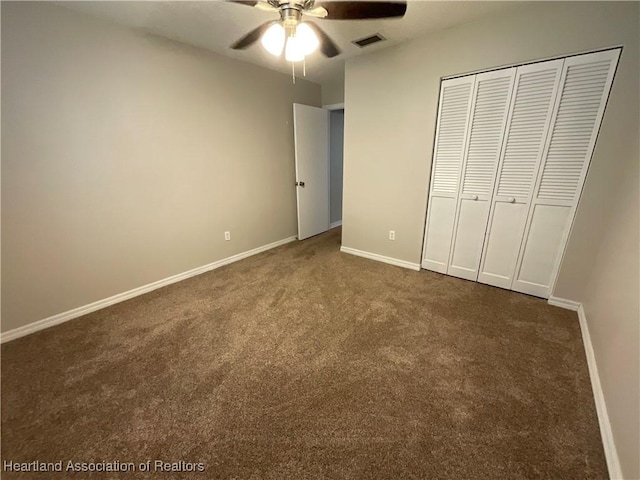 unfurnished bedroom featuring carpet floors, baseboards, a closet, and ceiling fan