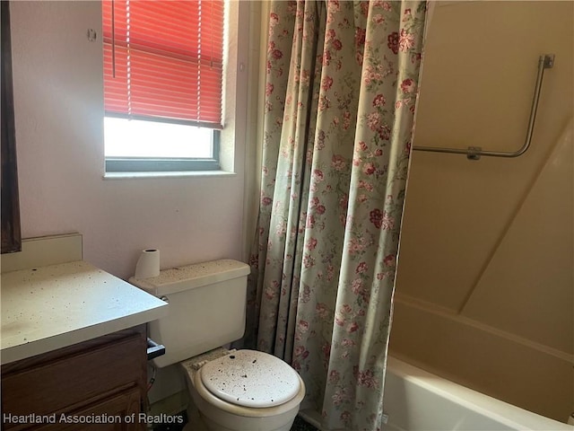 16 Notre Dame St, Lake Placid, FL 33852 - full bath with vanity, shower / tub combo with curtain, and toilet