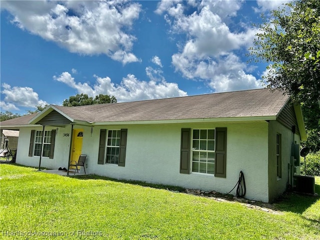 single story home featuring a front lawn