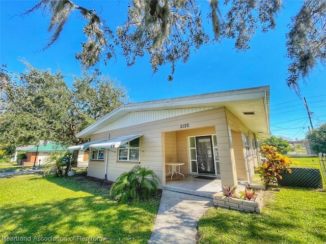 view of front of home featuring a front yard