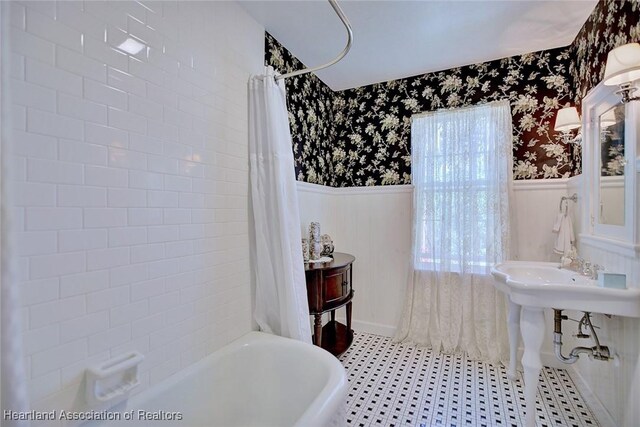 1237 Hotiyee Ave, Sebring, FL 33870 - full bath with a wainscoted wall, wallpapered walls, and shower / bath combo