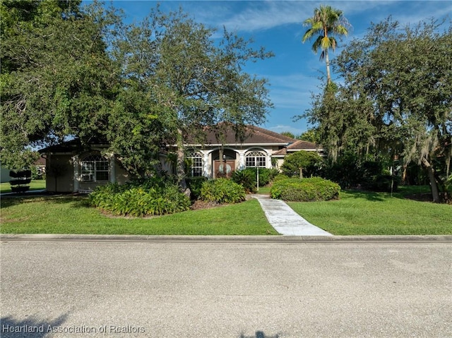 view of front of property featuring a front yard