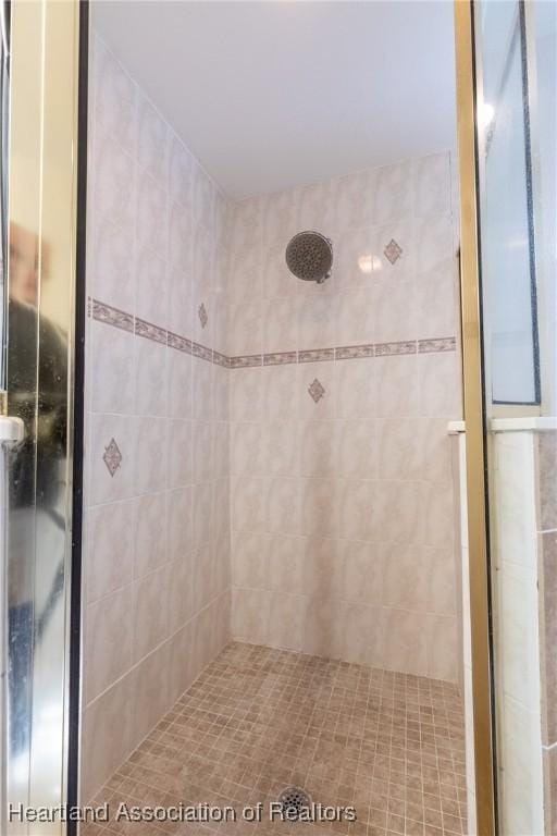 bathroom with tiled shower