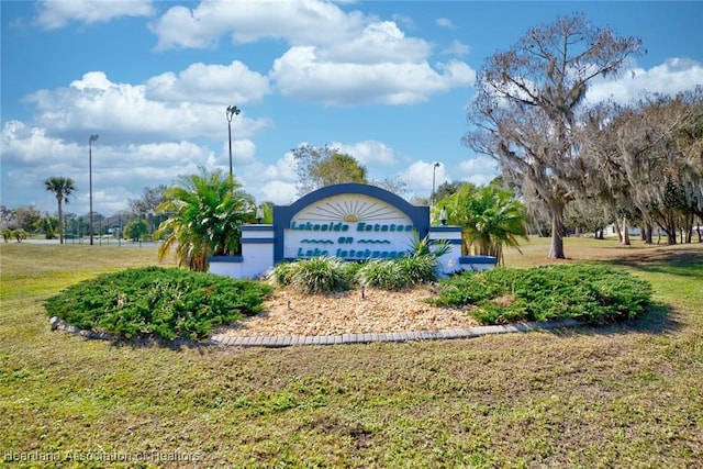 community sign featuring a yard