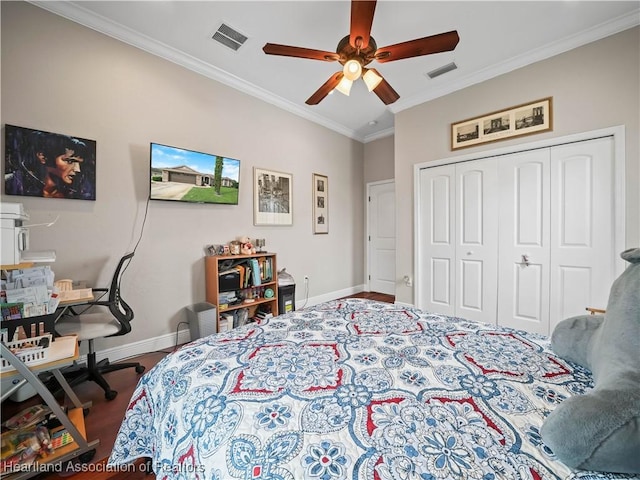 bedroom featuring a closet, ceiling fan, ornamental molding, and wood-type flooring