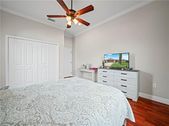 bedroom featuring ceiling fan, a closet, dark hardwood / wood-style flooring, and crown molding